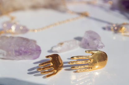 La protectora. Aretes de mano