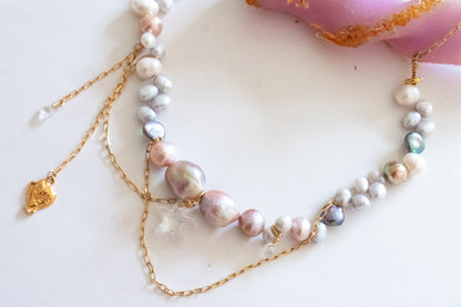 Afrodita. Collar con perlas, swarovski y dije de concha.