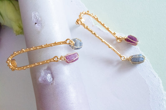Aura. Aretes con esmeralda, zafiro y rubí