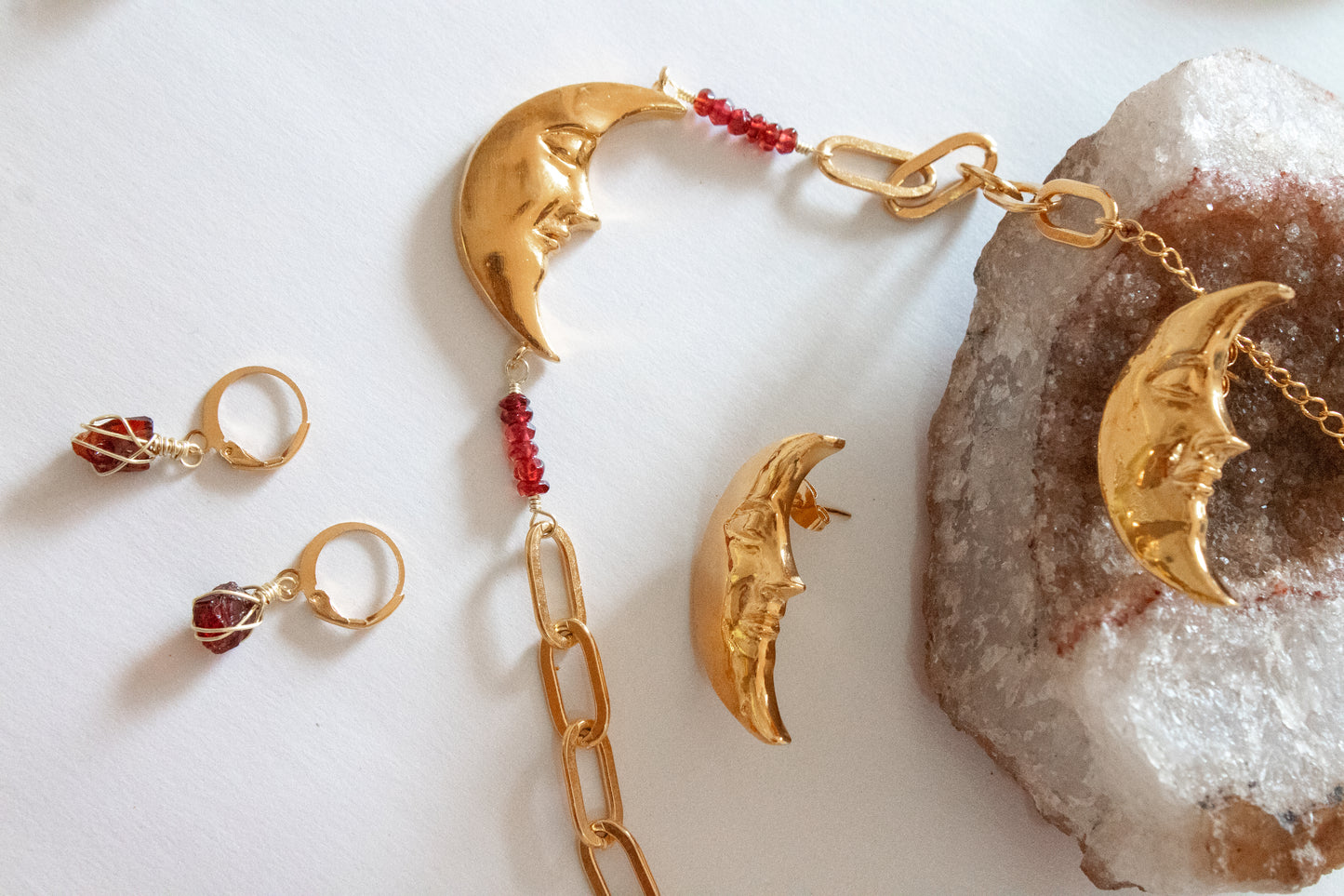 Feeling. Necklace with garnet and waning moon