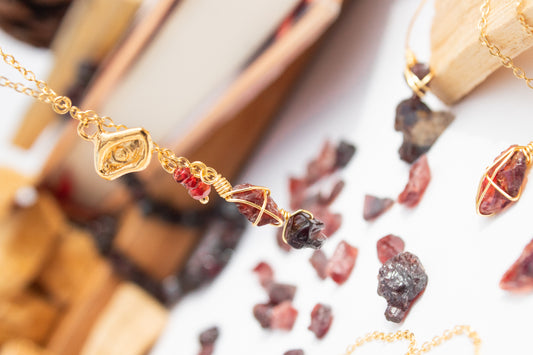 Omaira. Necklace with garnets 