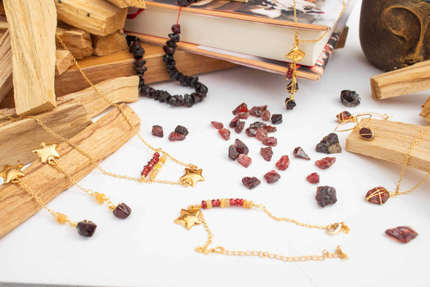 Omaira. Necklace with garnets 