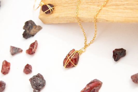 Etzeme. Minimalist necklace with garnet