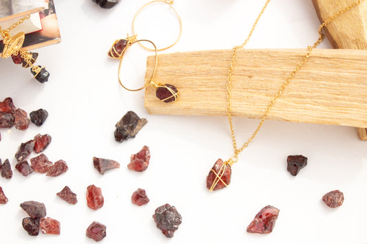 Etzeme. Minimalist necklace with garnet