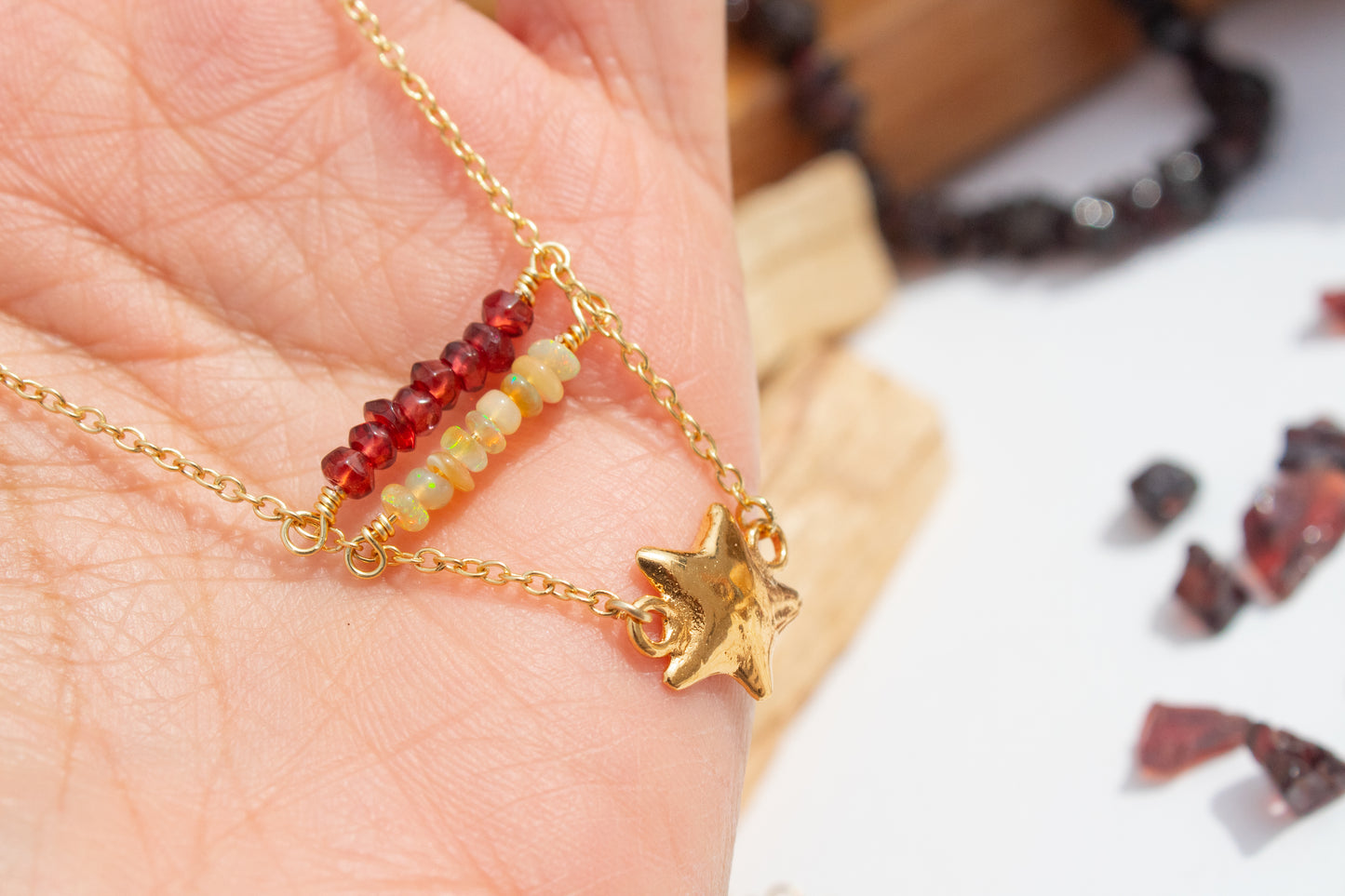 Siena. Necklace with garnet and opal