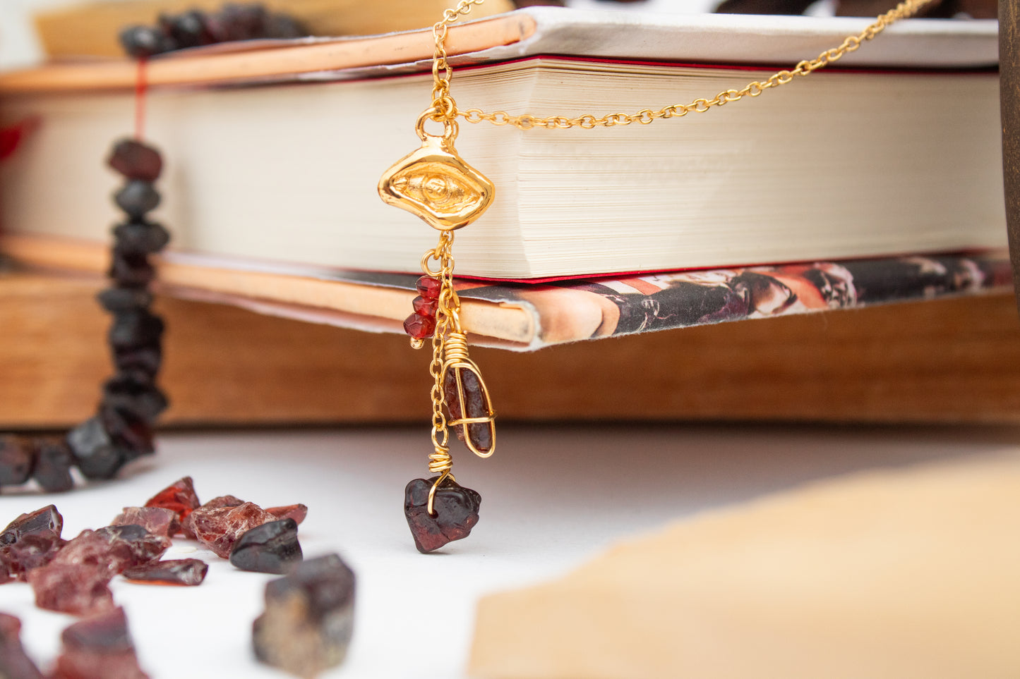 Omaira. Necklace with garnets 