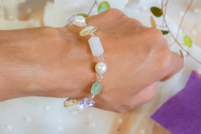 Tonantzin. Pulsera con aguamarina, cuarzo rosa, amatista, cuarzo citrino y perla de concha.