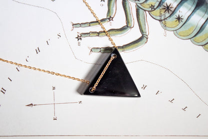 Murmullo. Collar con obsidiana triangular