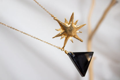 Murmullo. Collar con dije de sol y obsidiana