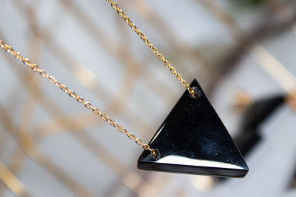 Murmullo. Collar con obsidiana triangular