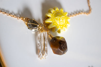 Rocío. Collar con dije de sol, ojo de tigre, danburita y pirita