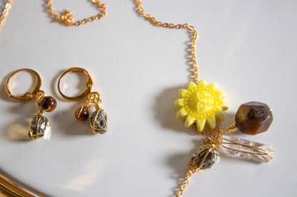 Rocío. Aretes huggies con pirita y ojo de tigre