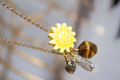 Rocío. Collar con dije de sol, ojo de tigre, danburita y pirita