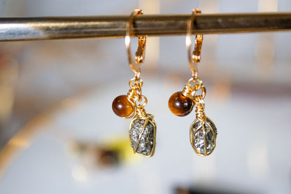 Rocío. Aretes huggies con pirita y ojo de tigre