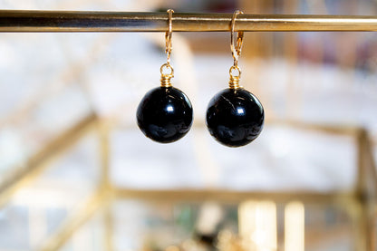Umbral. Aretes huggies con ágata negra