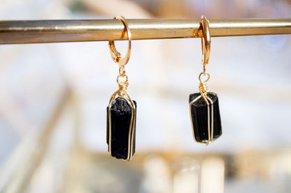 Pausa. Aretes huggies de turmalina negra