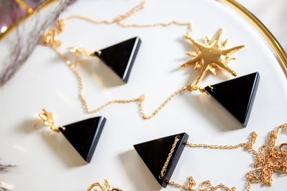 Murmullo. Collar con dije de sol y obsidiana