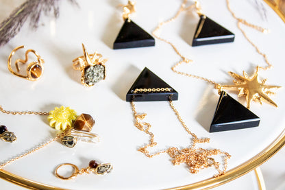 Murmullo. Collar con dije de sol y obsidiana