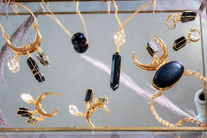 Presagio. Aretes de luna con pirita, turmalina negra y herkimer