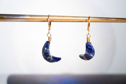 Meditación. Aretes huggies con luna de sodalita