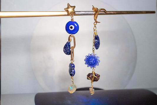 Meditación. Aretes sol y luna con sodalita, calcopirita, ópalos y ojo azul rey de murano