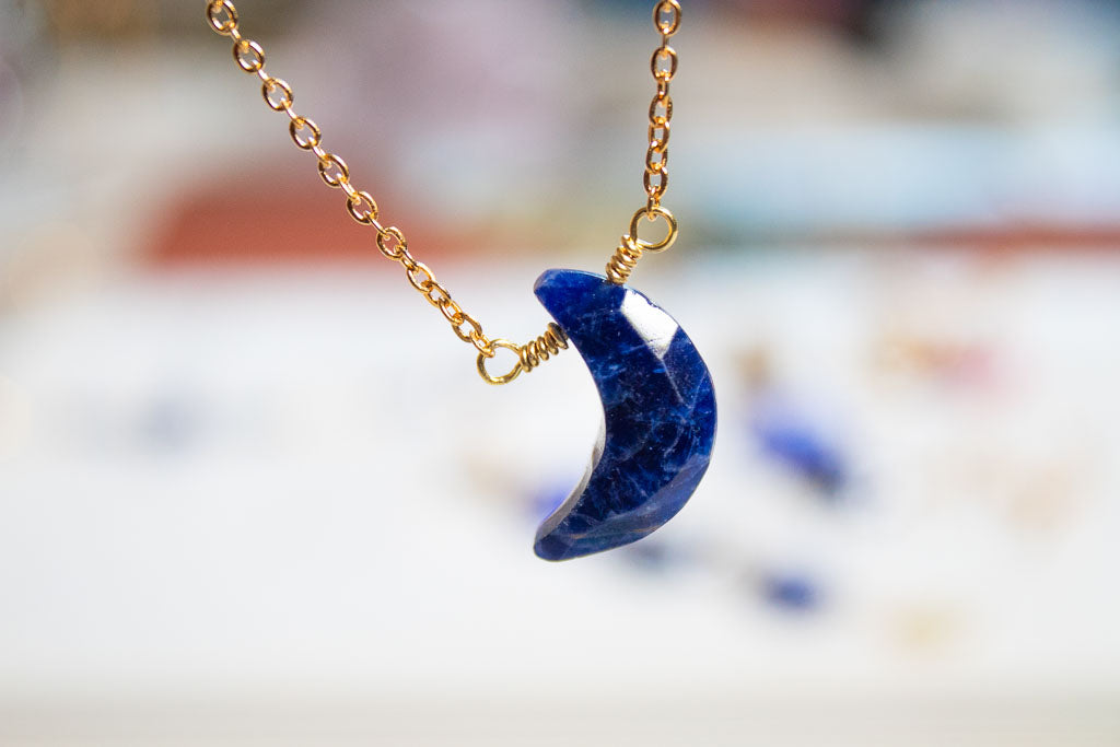 Meditación. Collar con luna de sodalita