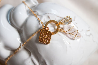 Destino. Collar con dije de la suerte, kunzita y herkimer