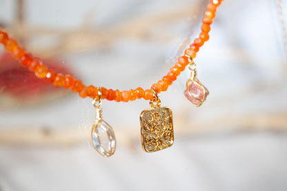 Encanto. Collar de cornalina con dije de la suerte, herkimer y topacio