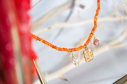 Encanto. Collar de cornalina con dije de la suerte, herkimer y topacio