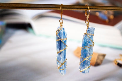 Sintonía. Aretes huggies de cianita