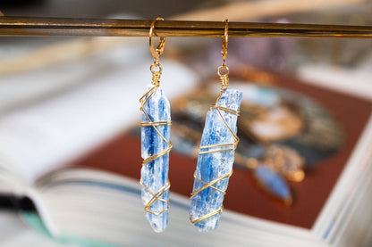 Sintonía. Aretes huggies de cianita