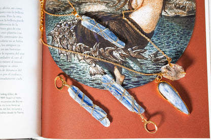 Sintonía. Aretes huggies de cianita