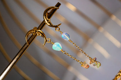 Reflejo. Aretes de luna con ópalos
