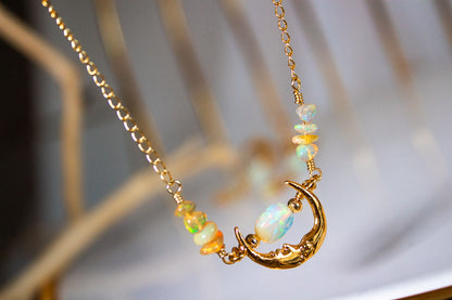 Reflejo. Collar de luna con ópalos