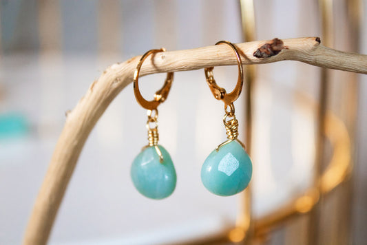 Caricia. Aretes huggies de amazonita