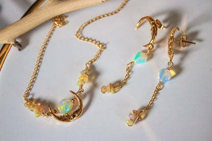 Reflejo. Aretes de luna con ópalos