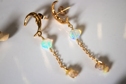 Reflejo. Aretes de luna con ópalos