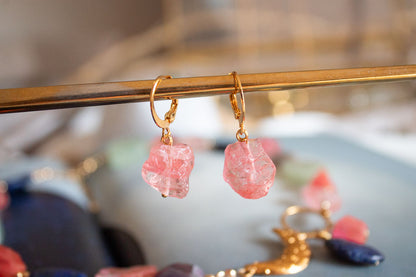 Dulzura. Aretes huggies con cuarzo fresa