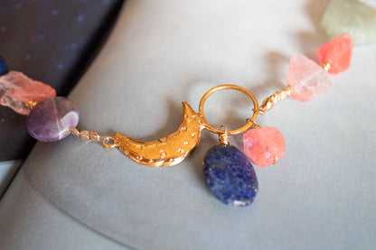 Nebulosa. Collar con dije de luna, sodalita, cuarzo fresa, amatista y prenhita