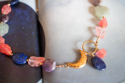 Nebulosa. Collar con dije de luna, sodalita, cuarzo fresa, amatista y prenhita