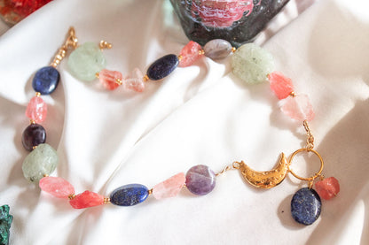 Nebulosa. Collar con dije de luna, sodalita, cuarzo fresa, amatista y prenhita