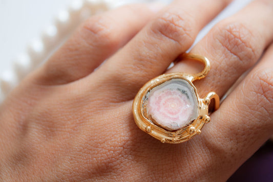 Raíz. Anillo con rodocrosita