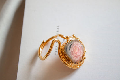 Raíz. Anillo con rodocrosita