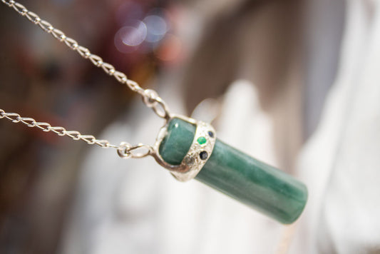 Jardín. Collar con jade, topacio, esmeralda y zafiro