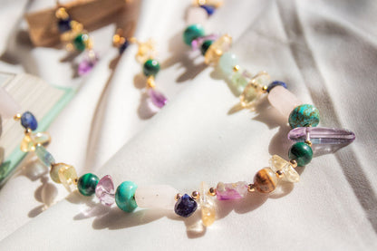 Cosmos. Collar con lapislázuli, cuarzo rosa, turquesa, amatista, malaquita, citrino, ojo de tigre y fluorita