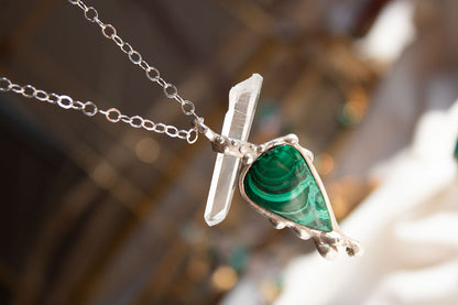 Cascada. Collar con malaquita y cuarzo blanco