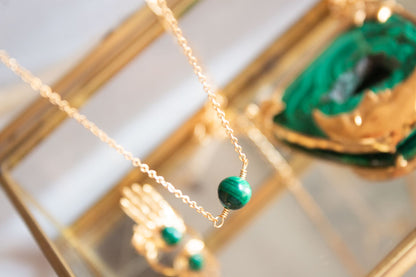 Transformación. Collar minimalista con esfera de malaquita
