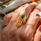 Guardiana. Anillo con dije de mano con malaquita