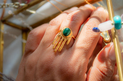 Guardiana. Anillo con dije de mano con malaquita