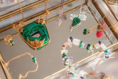 Cosmos. Collar con lapislázuli, cuarzo rosa, turquesa, amatista, malaquita, citrino, ojo de tigre y fluorita